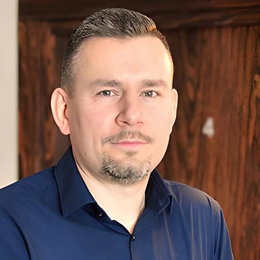 https://www.klinikadentalcare.pl/wp-content/uploads/2025/03/Krzysztof-Lelwic-fotor-20250317181659.jpg